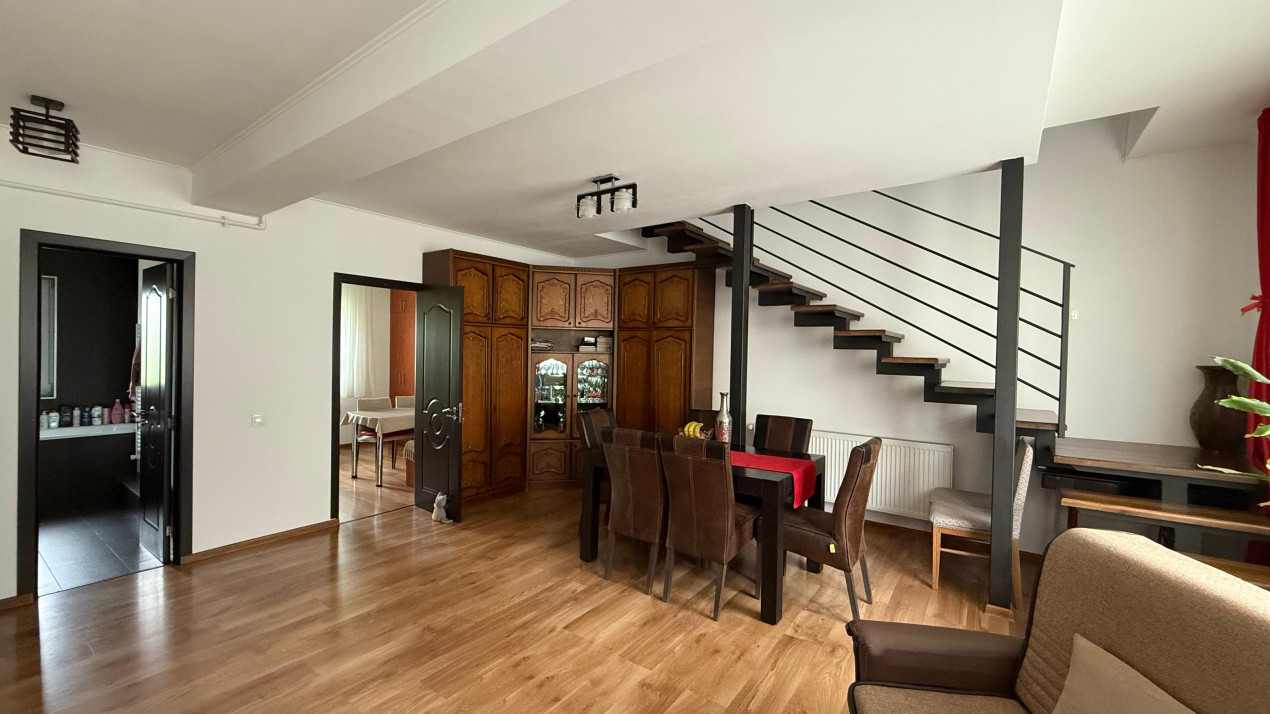 Apartament de vânzare 3 camere strada Rozelor