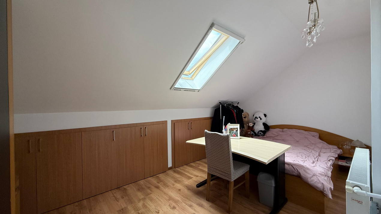 Apartament de vânzare 3 camere strada Rozelor